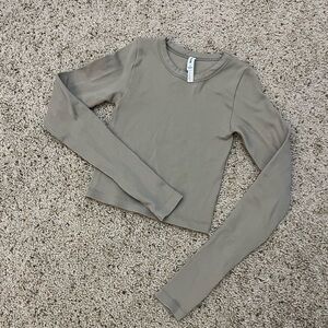 NEW Aritzia Sunday Best Sun-Deh Taupe Cropped Long Sleeve Rib Shirt Medium